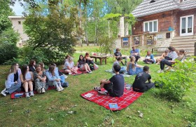 Zdjęcie dla aktualności: Czytanie na polanie